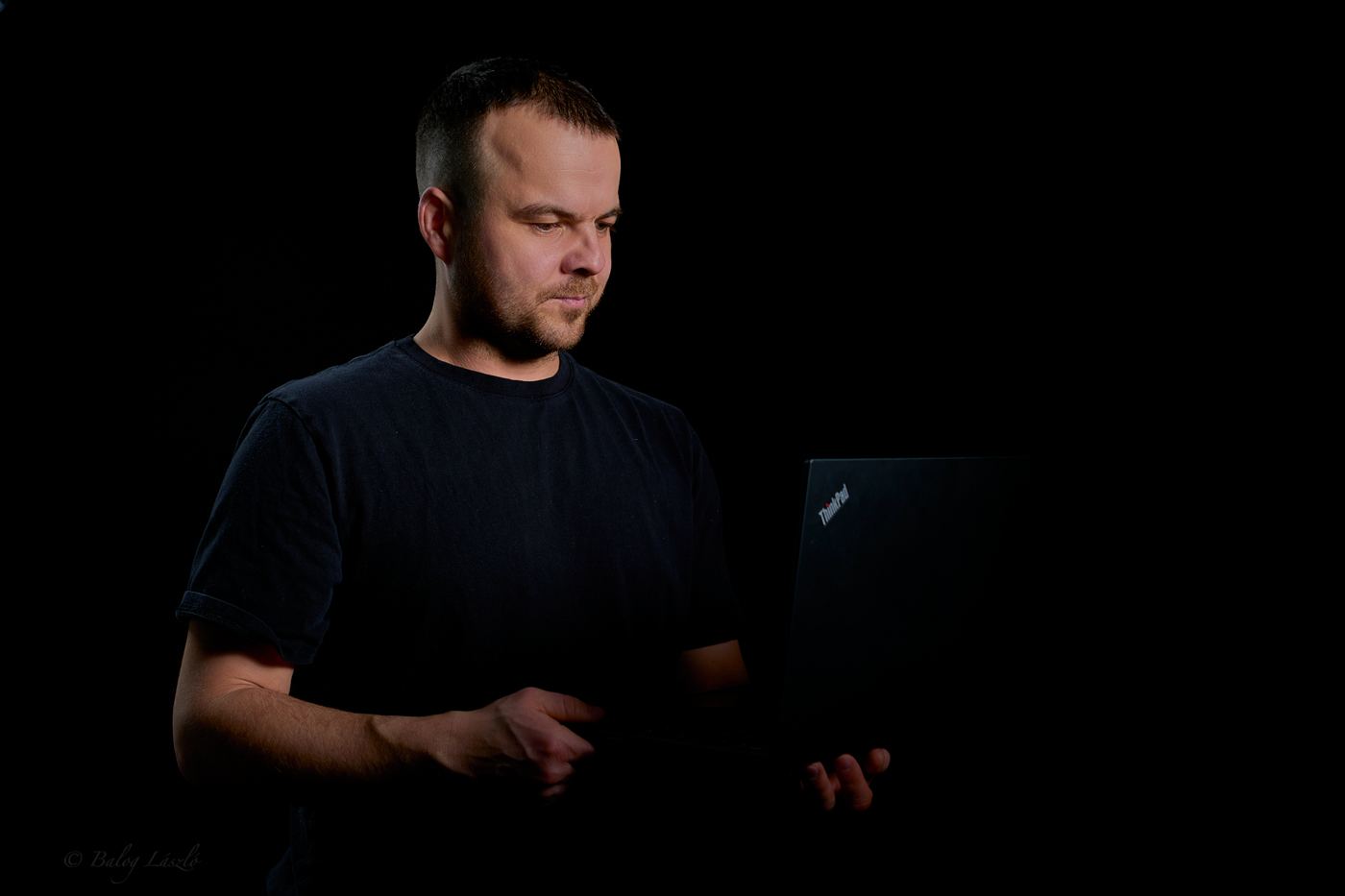 Szűcs László Ferenc laptop előtt